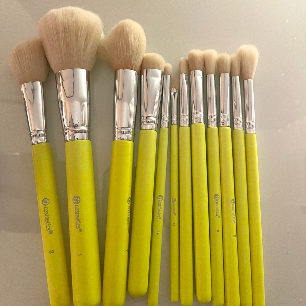 BH COSMETICS FESTIVAL BRUSH SET AND HOLDER